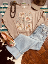 Load image into Gallery viewer, Xoxo graphic sweatshirt